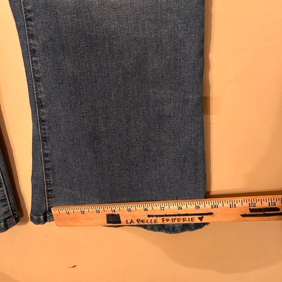 ❤️ 3/$15❤️ BCBG Carpenter jeans / flare - Picture 11 of 12